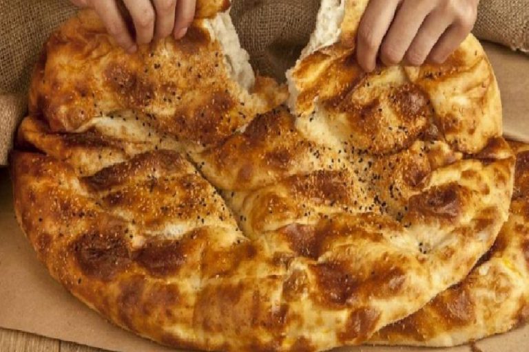 1 çeyrek Ramazan pidesi kaç kalori? Kilo aldırmayan Ramazan pidesi tarifi! Sahurda pide yemek..