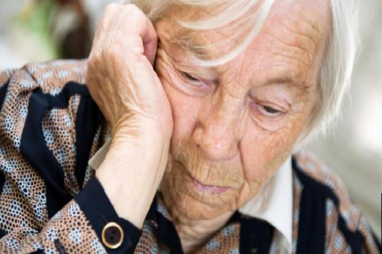 Alzheimer nedir ve belirtileri nelerdir? Alzheimer’in tedavisi var mıdır? İyi gelen besinler…