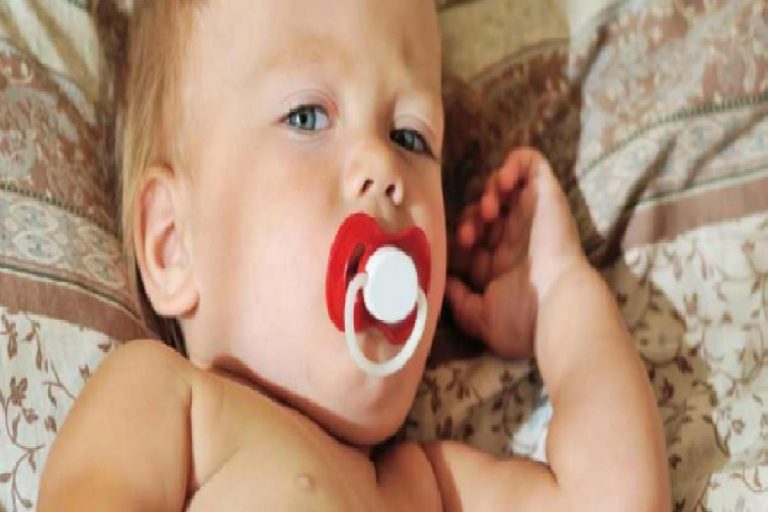 Bebekleri ayakta sallamak zararlı mı? Ayakta sallama alışkanlığı nasıl bırakılır?