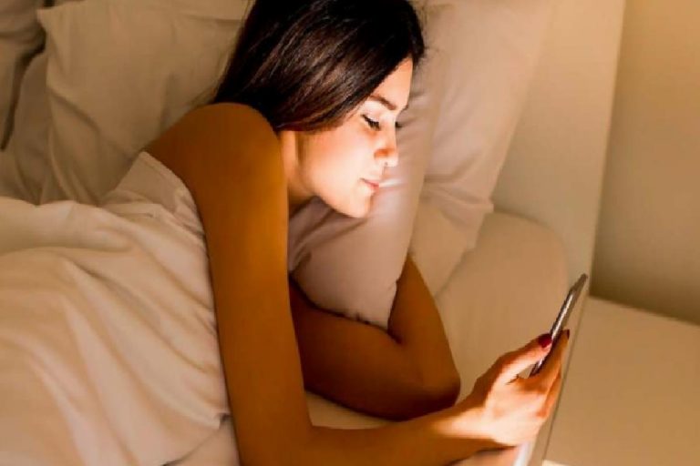 Cep telefonunun zararları nelerdir? Sakın cep telefonuna yakın uyumayın!