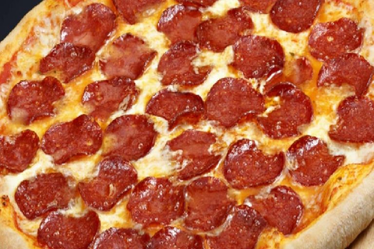 En kolay sucuklu pizza nasıl yapılır?
