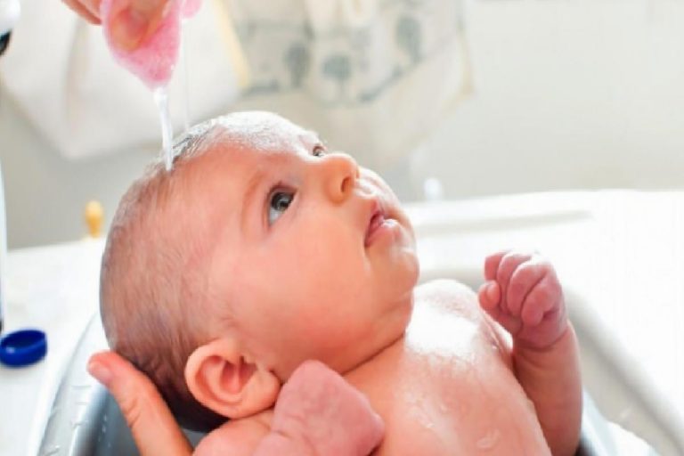 Bebeklere banyo nasıl yaptırılır? Yenidoğan banyosuna bebek yıkamanın püf noktaları