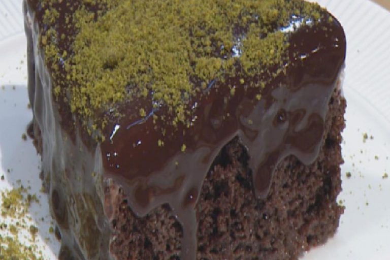 En kolay ağlayan pasta nasıl yapılır? Sünger gibi çikolata soslu ağlayan pasta tarifi