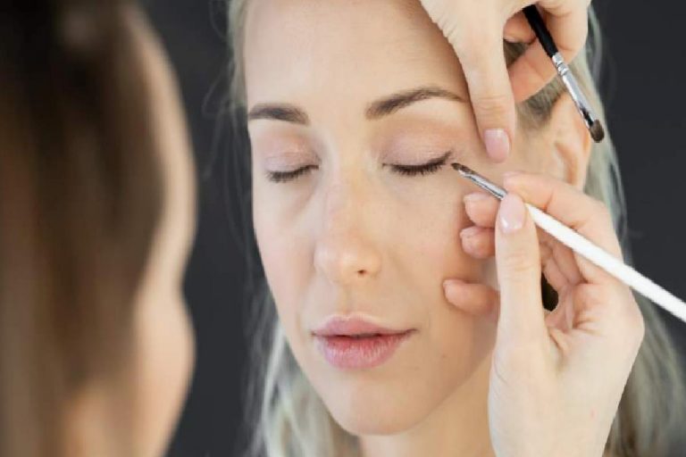En kolay eyeliner nasıl çekilir? Eyeliner çekme yöntemleri nelerdir?