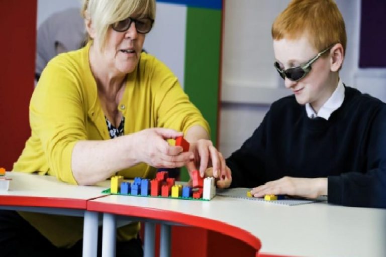 Görme engelli nedir, kişisel özellikleri! Görme engelli materyalleri: Braille alfabesi