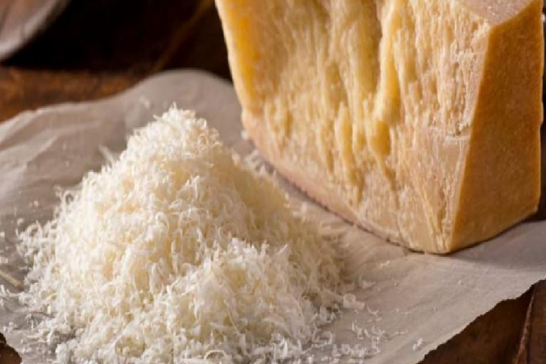 Parmesan peyniri nedir ve nasıl yapılır? Parmesan peynirini hangi yemekler kullanılır?