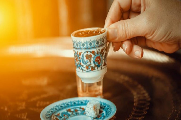 Türk kahvesinin yanında ne iyi gider? Kahvenin yanına yapılan ikramlıklar